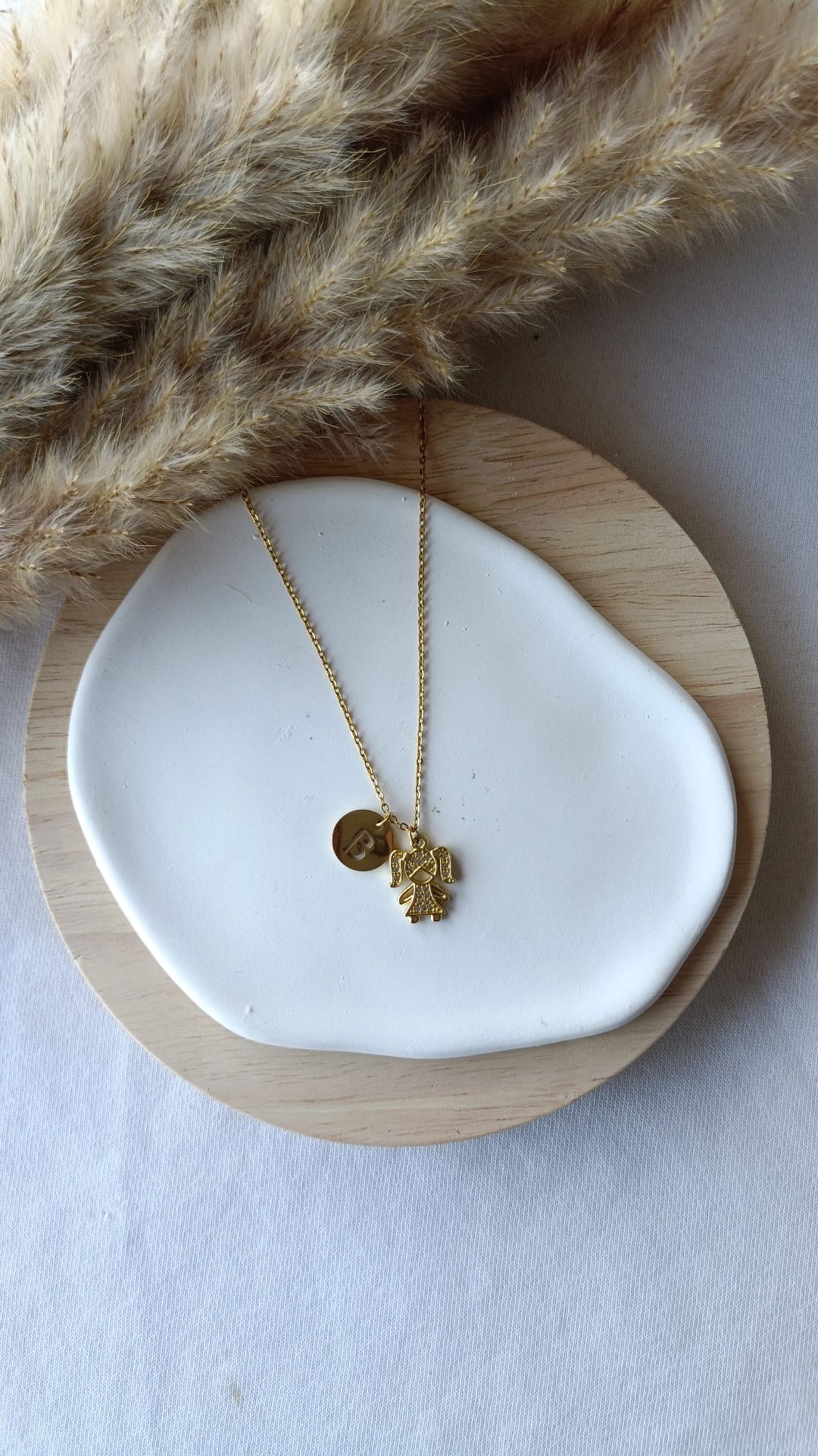 Colar de Aço Dourado de Menina com Brilhantes + Inicial