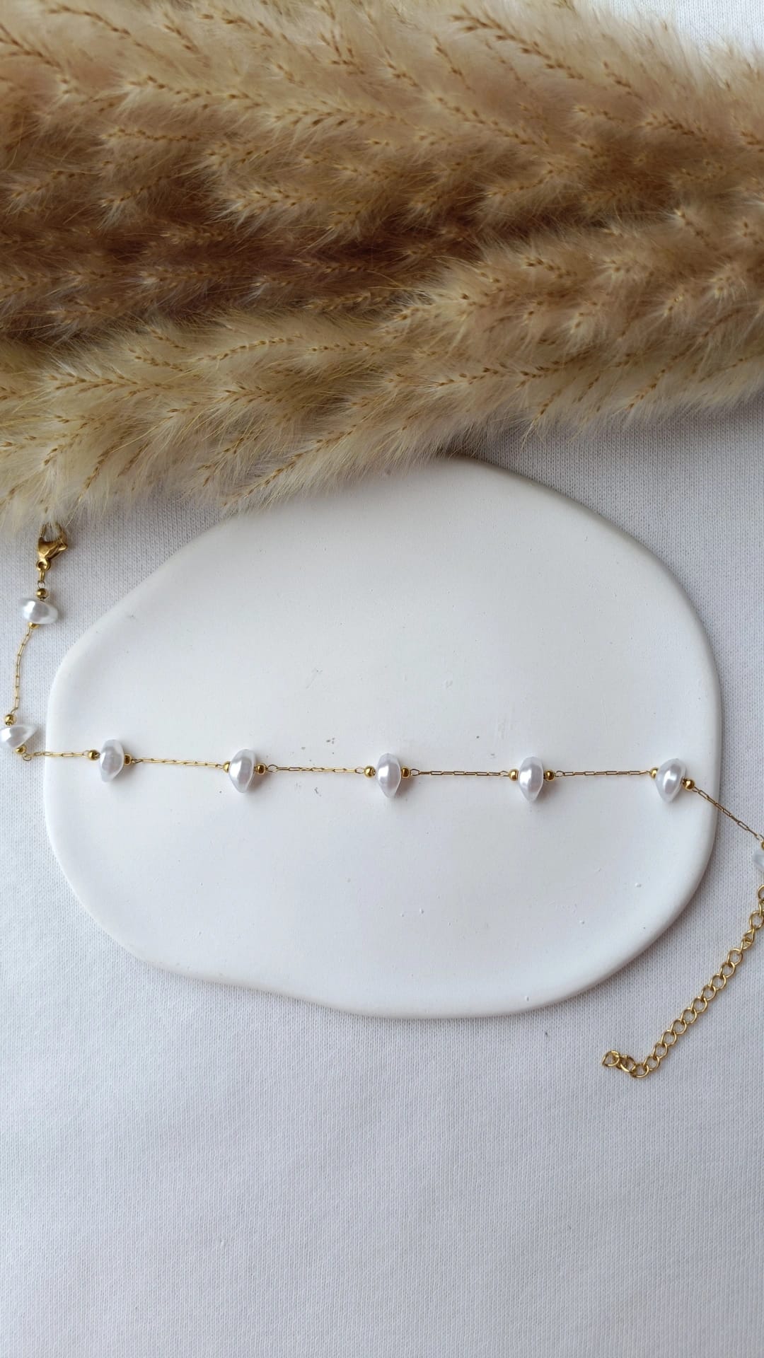 Pulseira de Aço Dourado de Pé com Pérolas de Água Doce