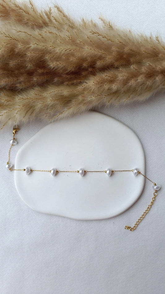 Pulseira de Aço Dourado de Pé com Pérolas de Água Doce