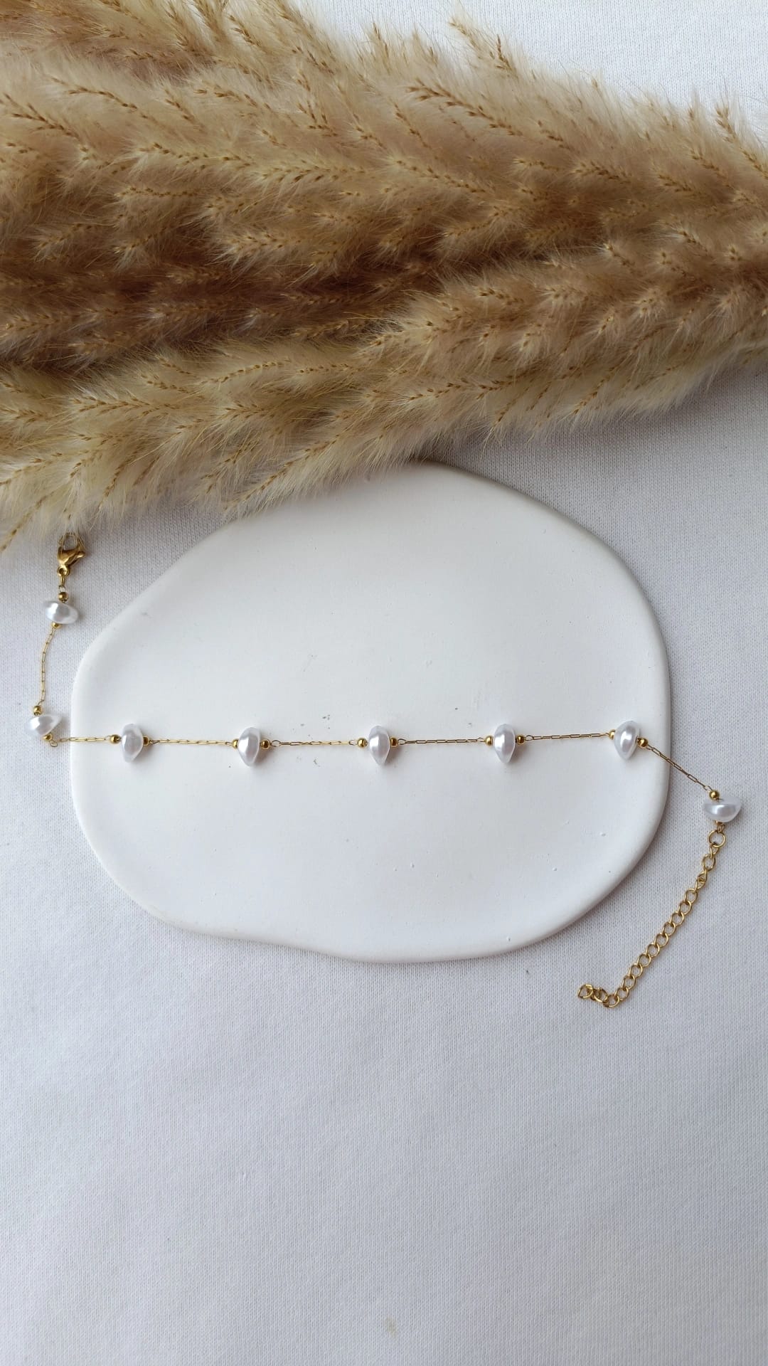 Pulseira de Aço Dourado de Pé com Pérolas de Água Doce