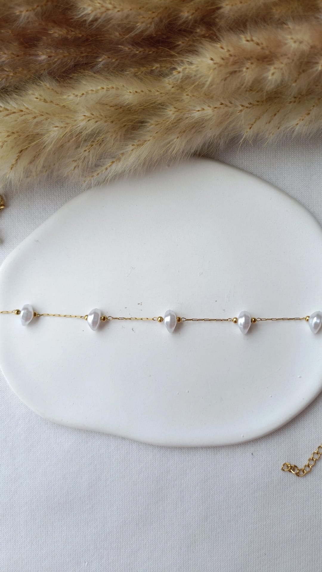 Pulseira de Aço Dourado de Pé com Pérolas de Água Doce