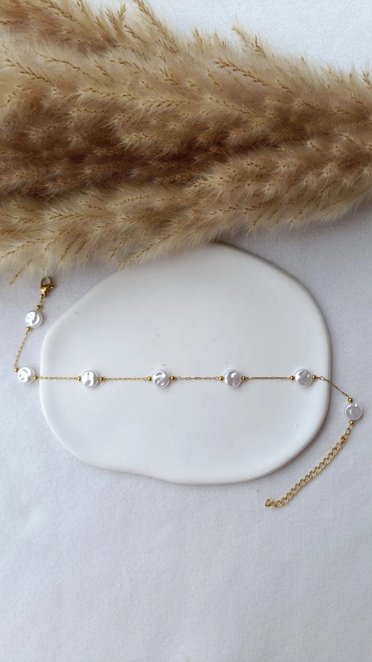 Pulseira de Aço Dourado de Pé com Pérolas de Água Doce Achatadas