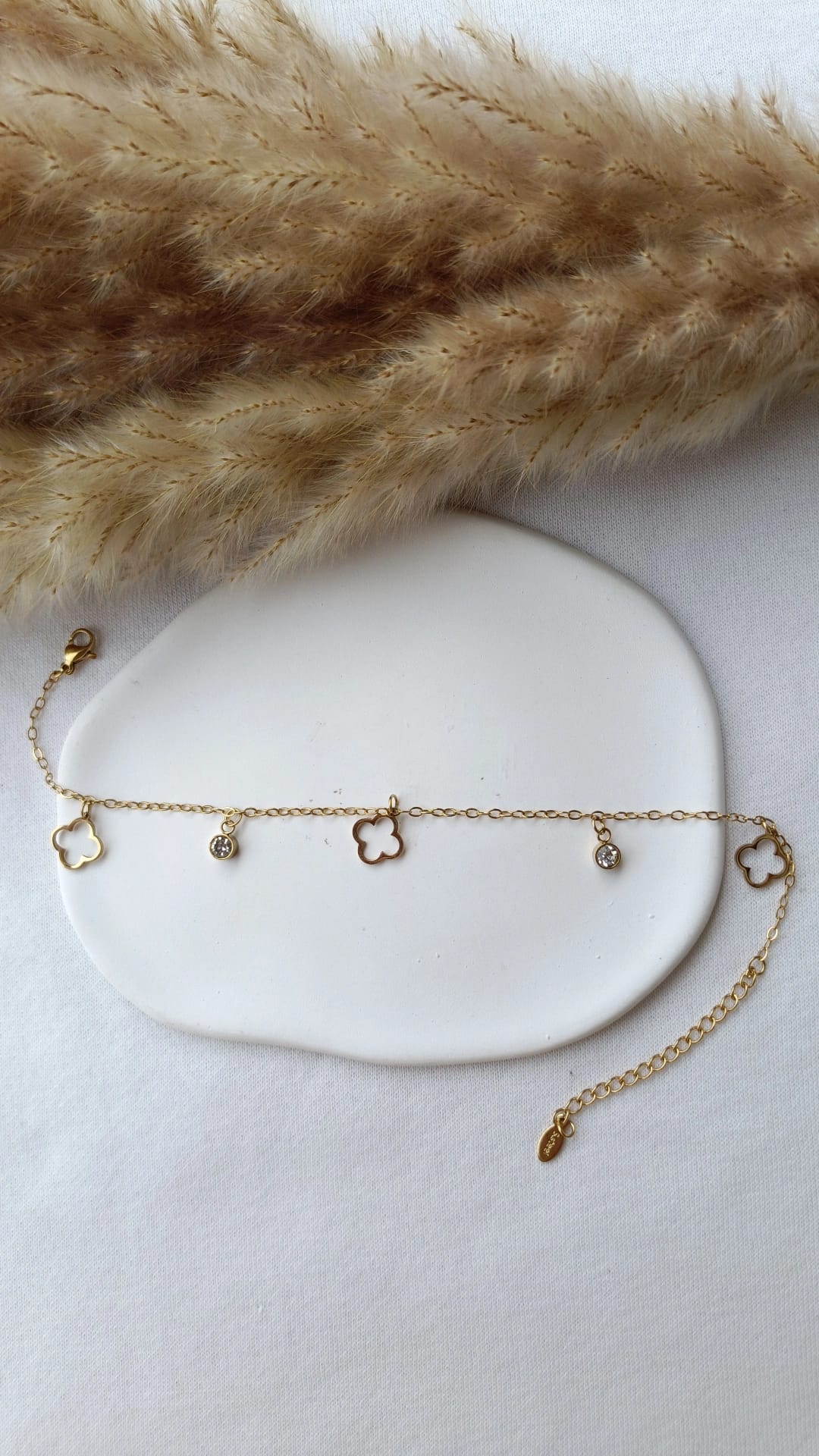 Pulseira de Aço Dourado de Pé com Trevos