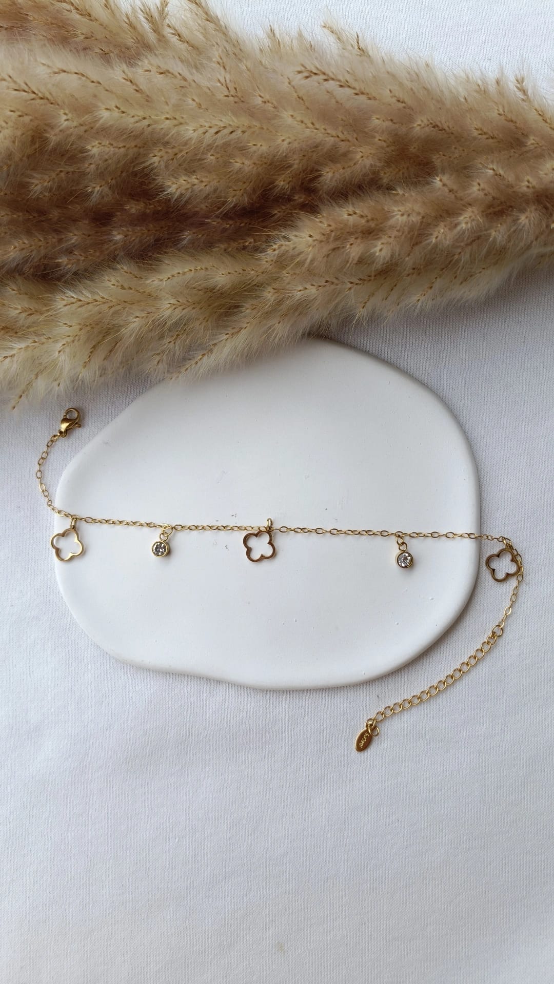 Pulseira de Aço Dourado de Pé com Trevos