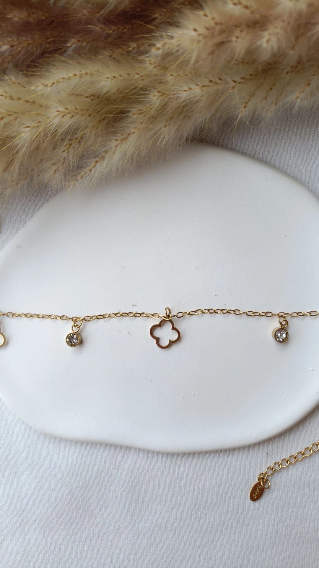 Pulseira de Aço Dourado de Pé com Trevos