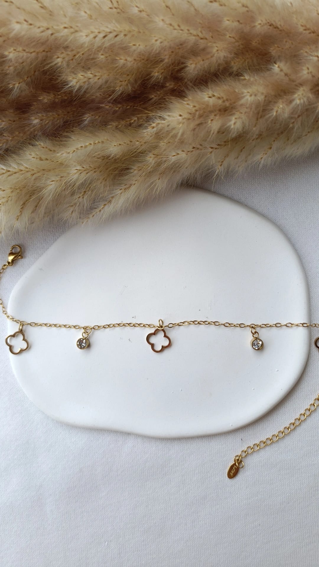 Pulseira de Aço Dourado de Pé com Trevos