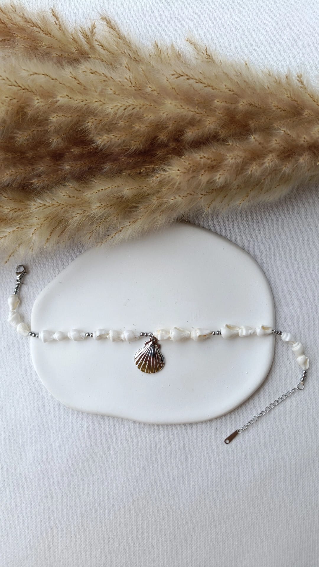 Pulseira de Aço Prateado de Pé com Pendente de Concha