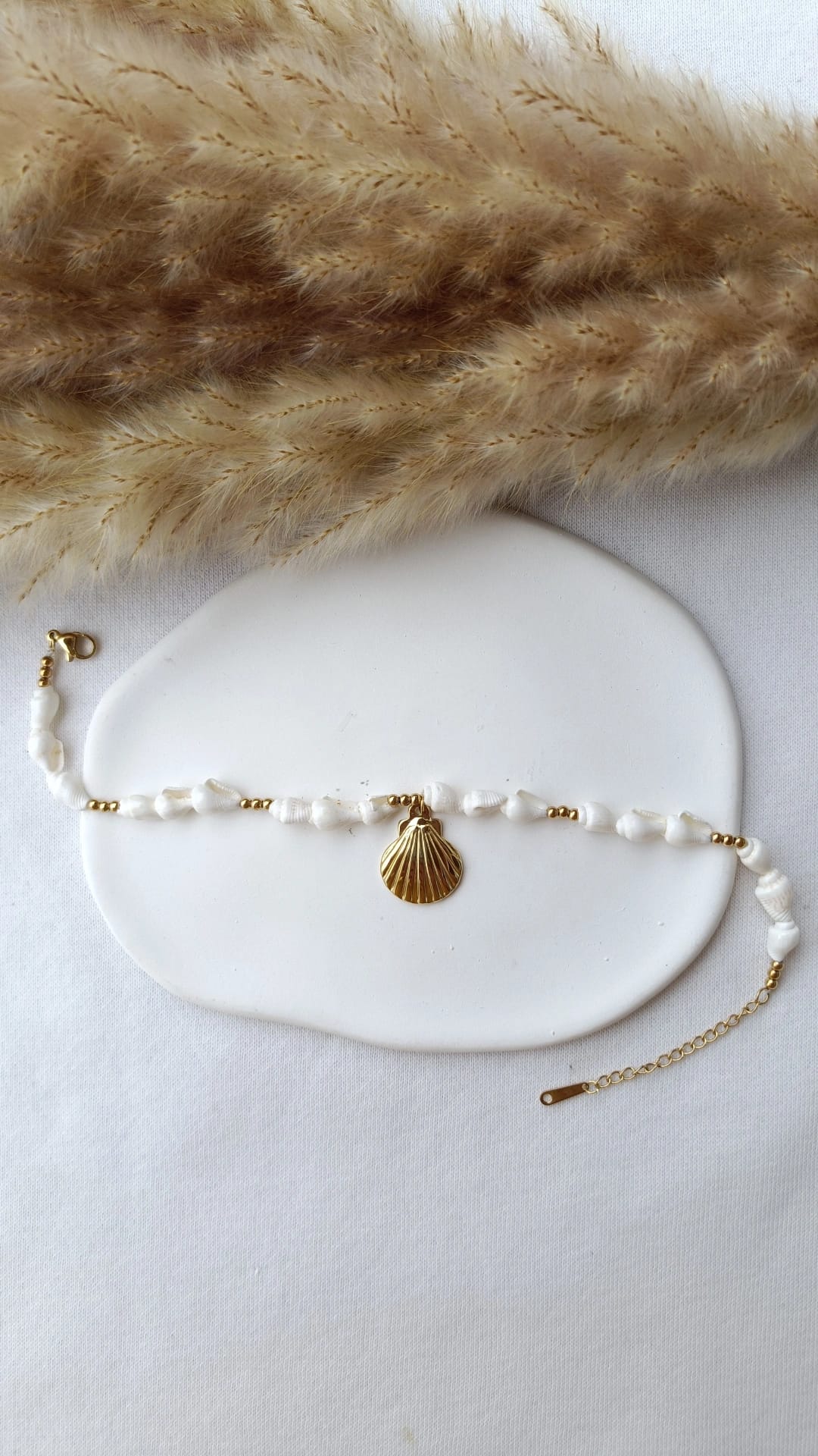 Pulseira de Aço Dourado de Pé com Pendente de Concha