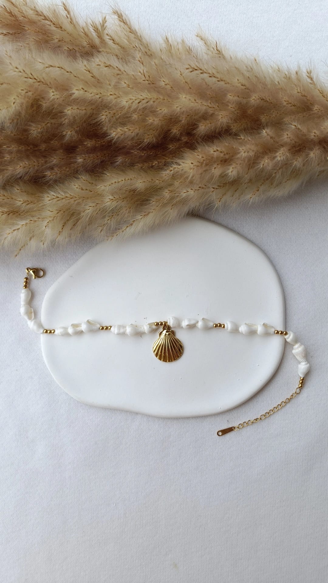 Pulseira de Aço Dourado de Pé com Pendente de Concha