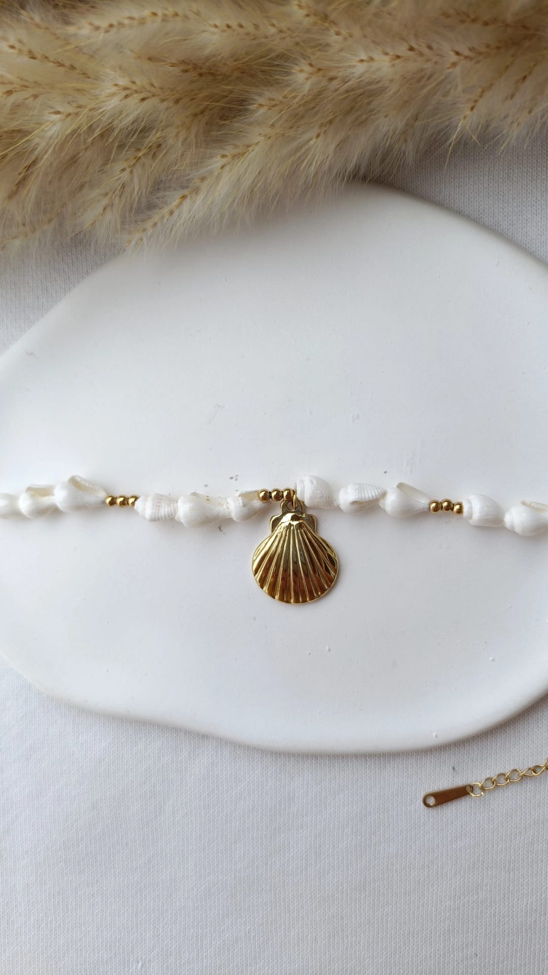 Pulseira de Aço Dourado de Pé com Pendente de Concha