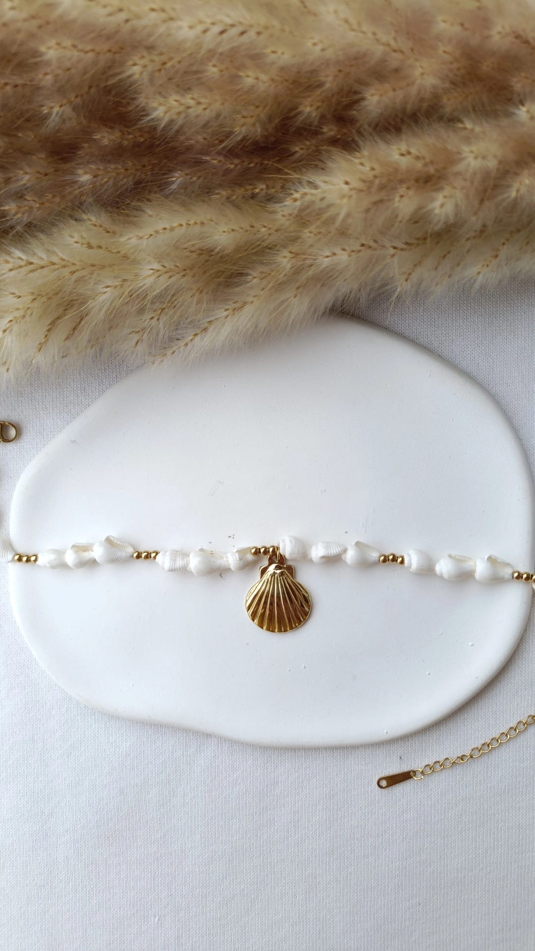 Pulseira de Aço Dourado de Pé com Pendente de Concha
