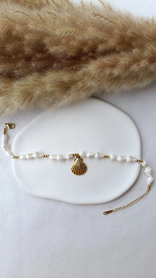 Pulseira de Aço Dourado de Pé com Pendente de Concha