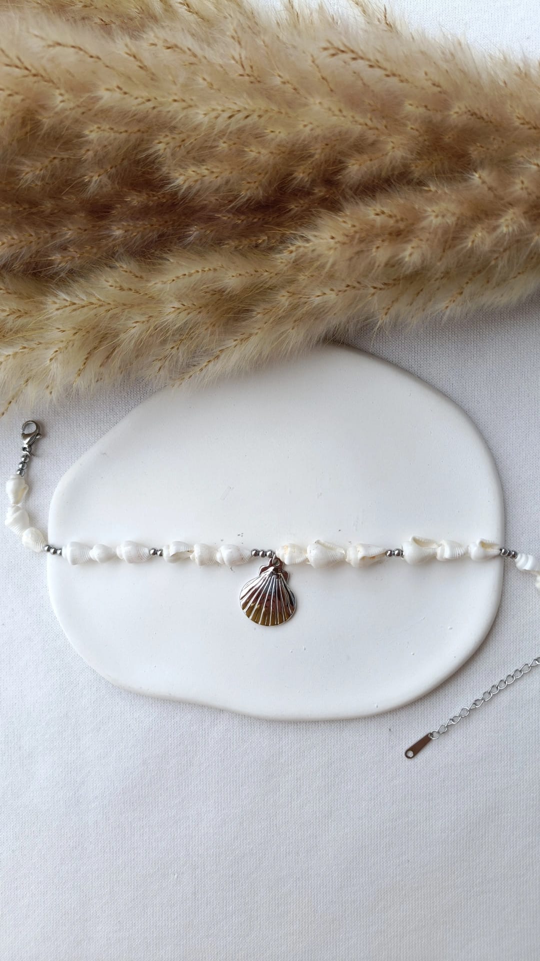 Pulseira de Aço Prateado de Pé com Pendente de Concha
