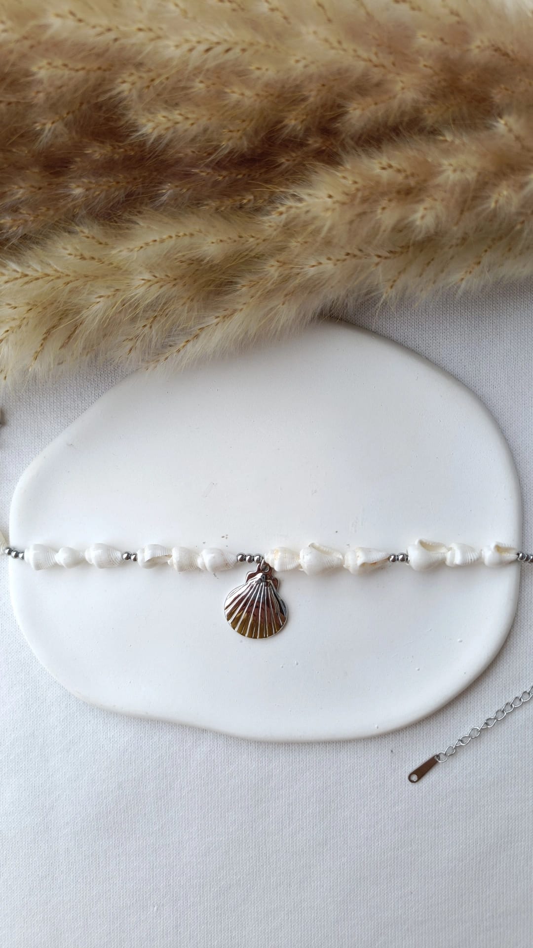 Pulseira de Aço Prateado de Pé com Pendente de Concha
