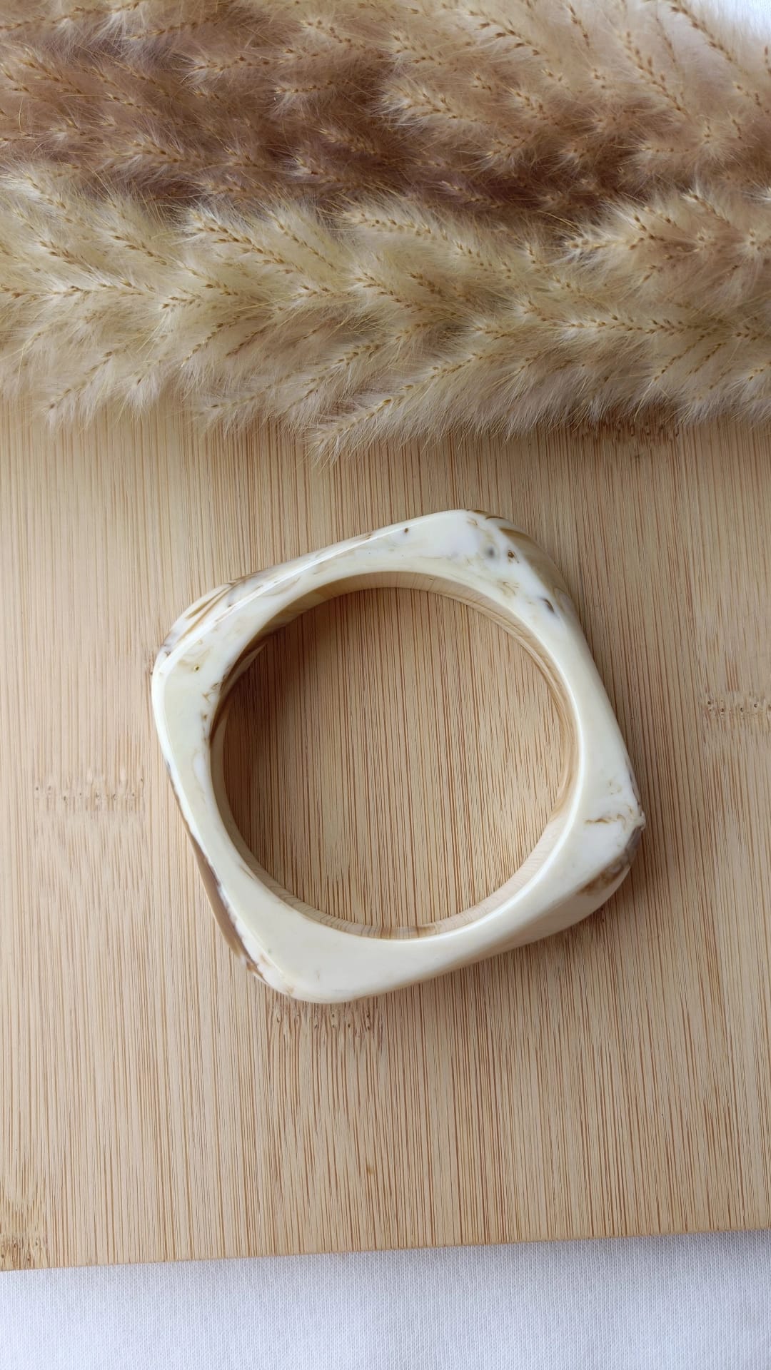 Pulseira de Resina Acrílica Branca e Castanha