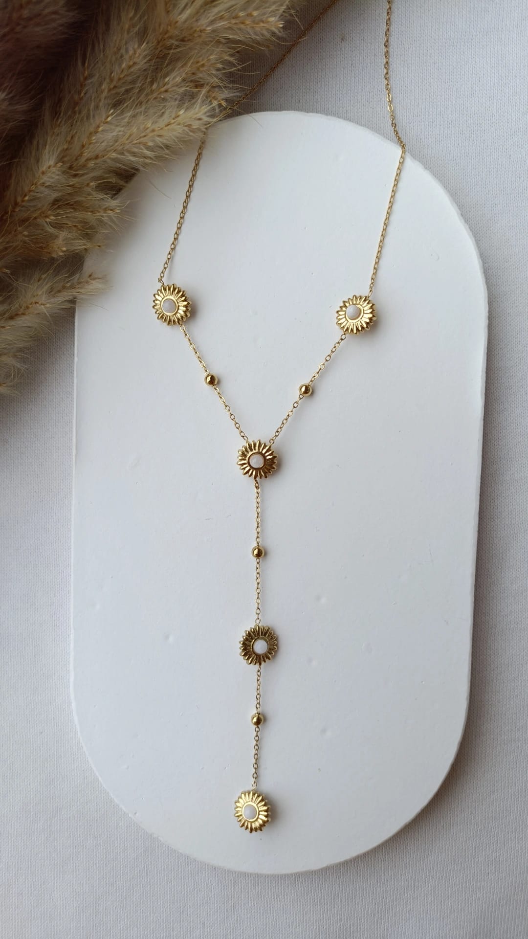 Colar de Aço Dourado Comprido com 5 Margaridas