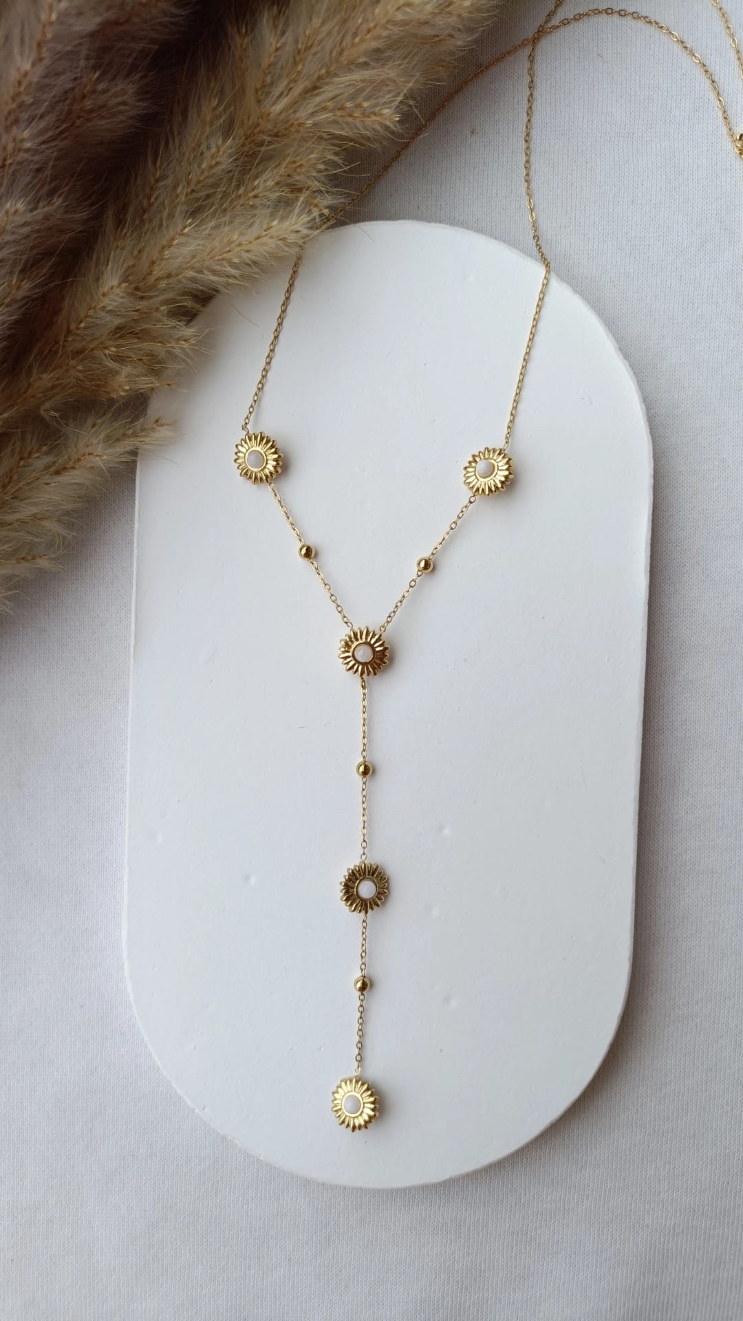 Colar de Aço Dourado Comprido com 5 Margaridas