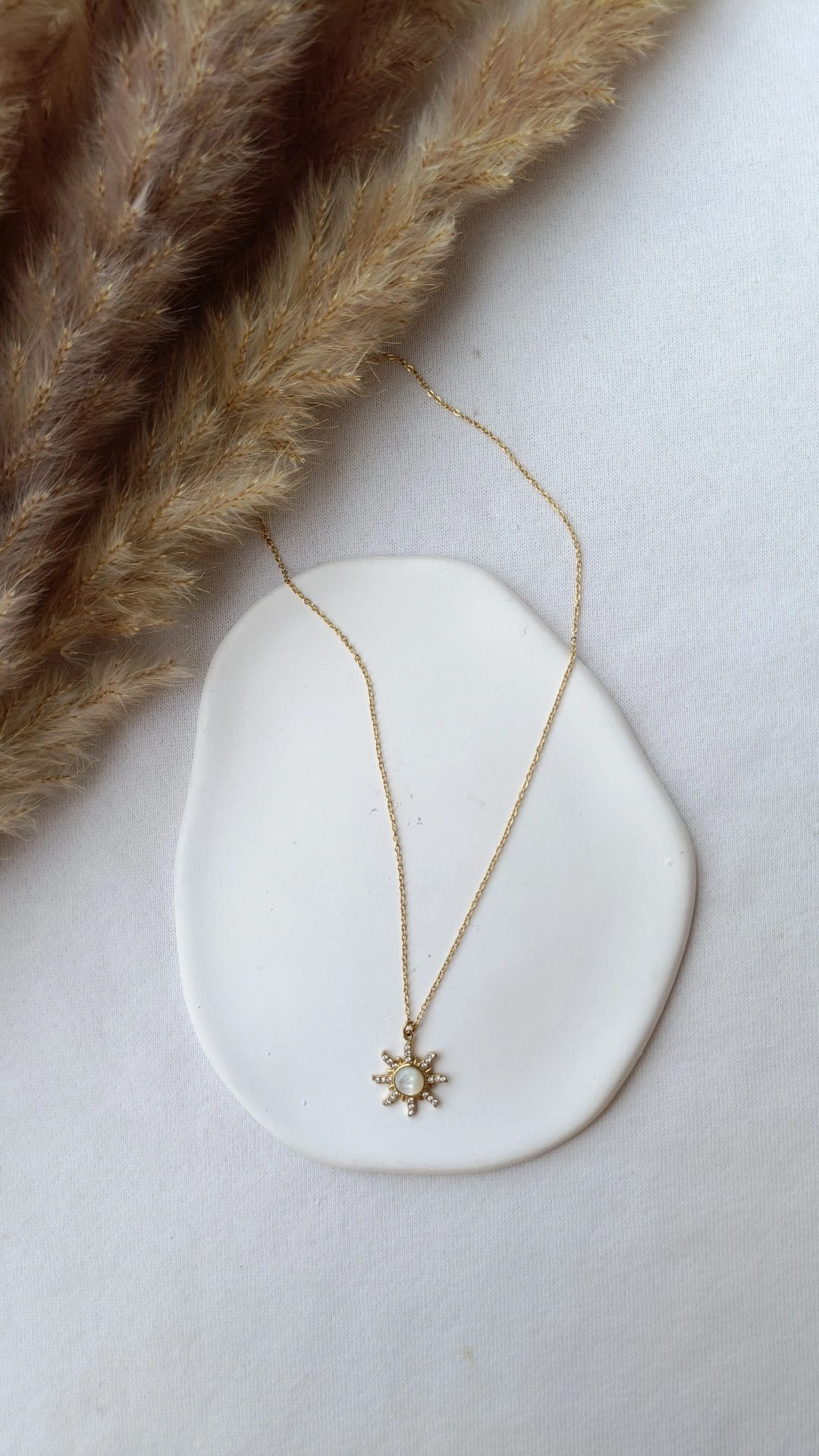 Colar de Aço Dourado de Sol com Brilhantes
