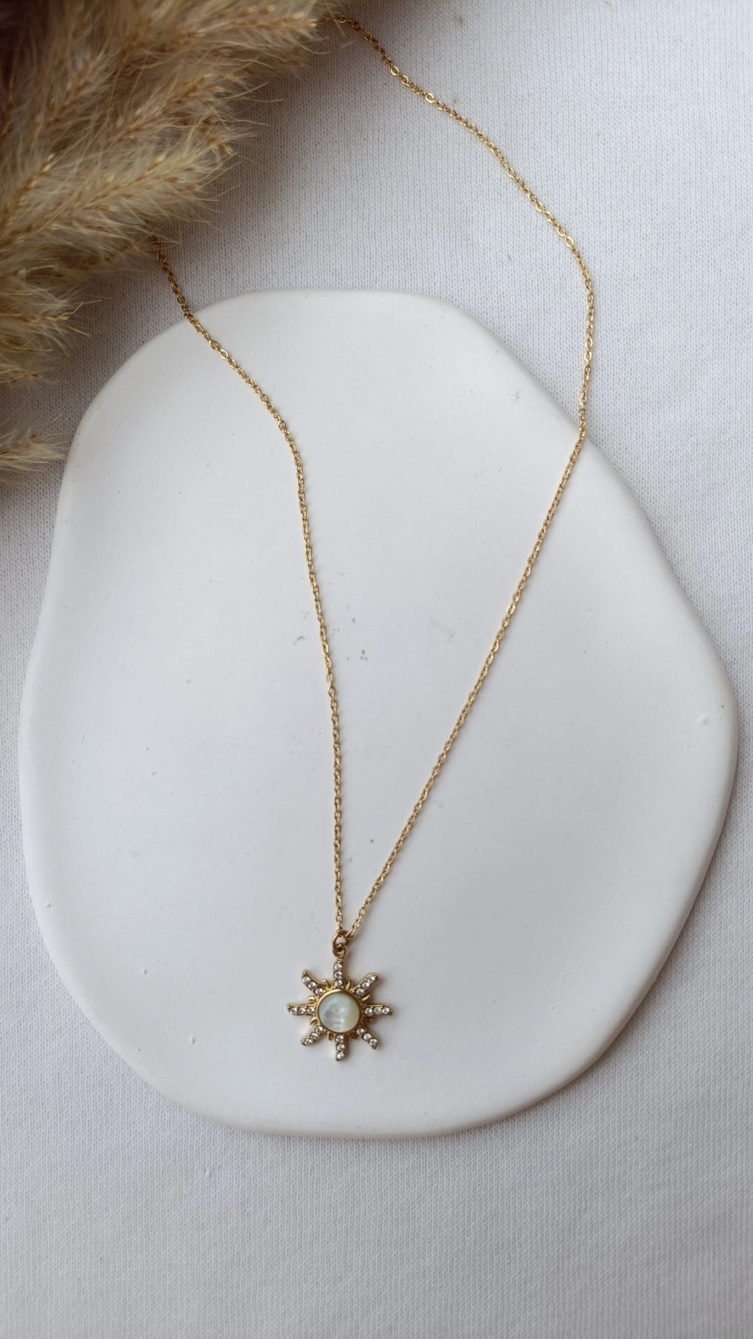 Colar de Aço Dourado de Sol com Brilhantes