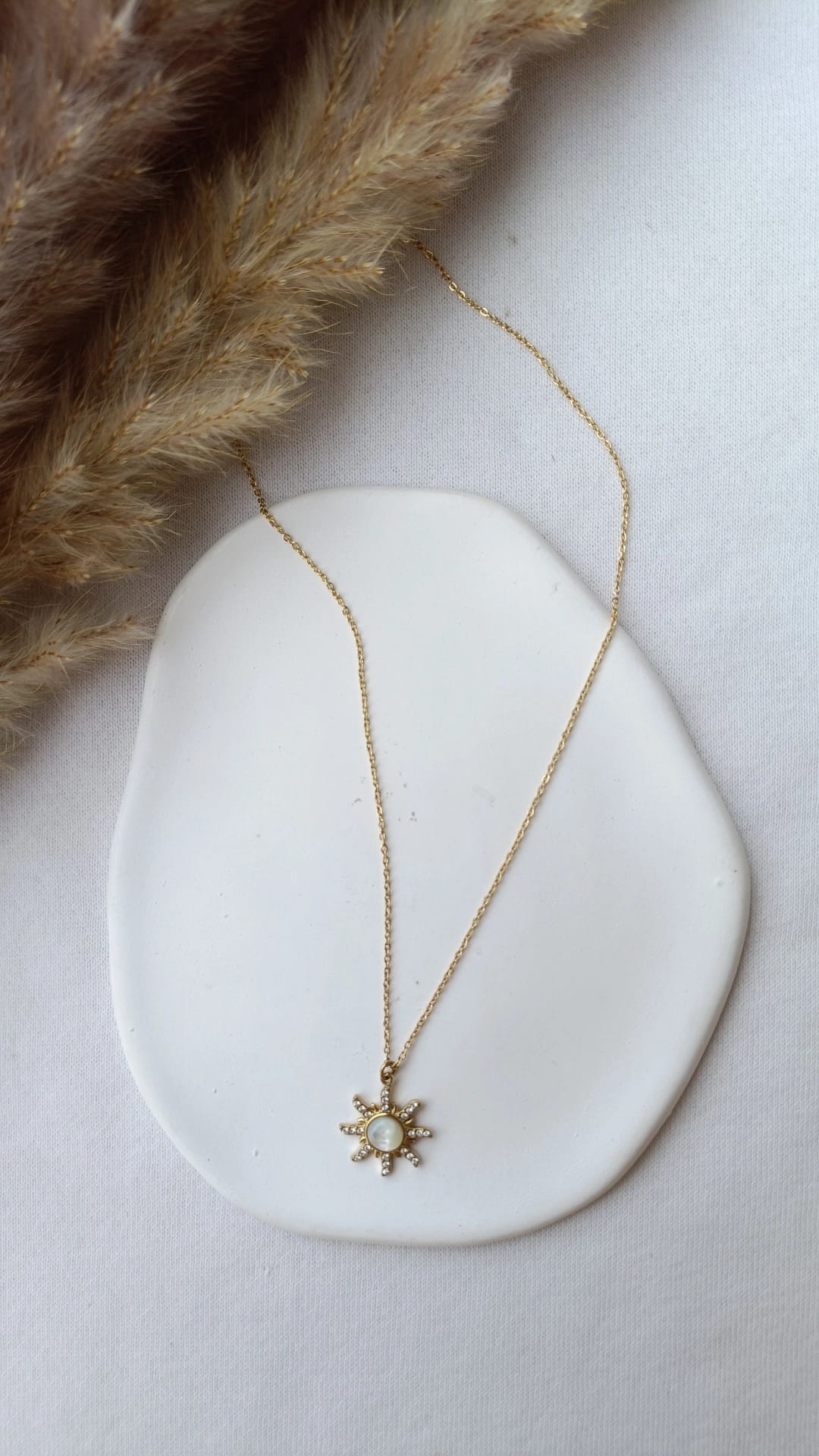 Colar de Aço Dourado de Sol com Brilhantes
