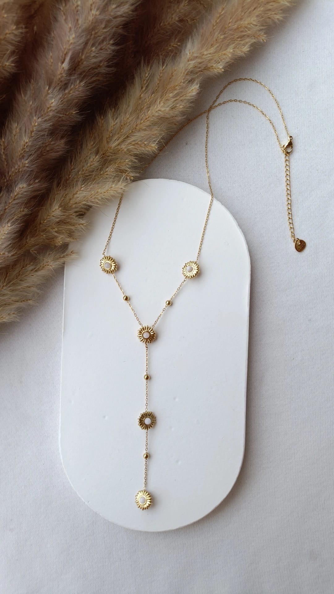 Colar de Aço Dourado Comprido com 5 Margaridas