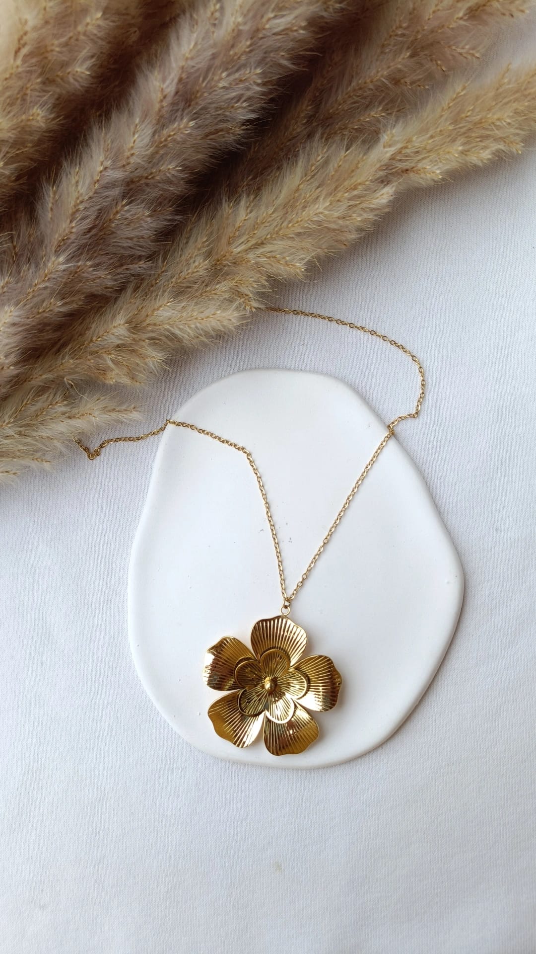 Colar de Aço Dourado com Flor Dupla