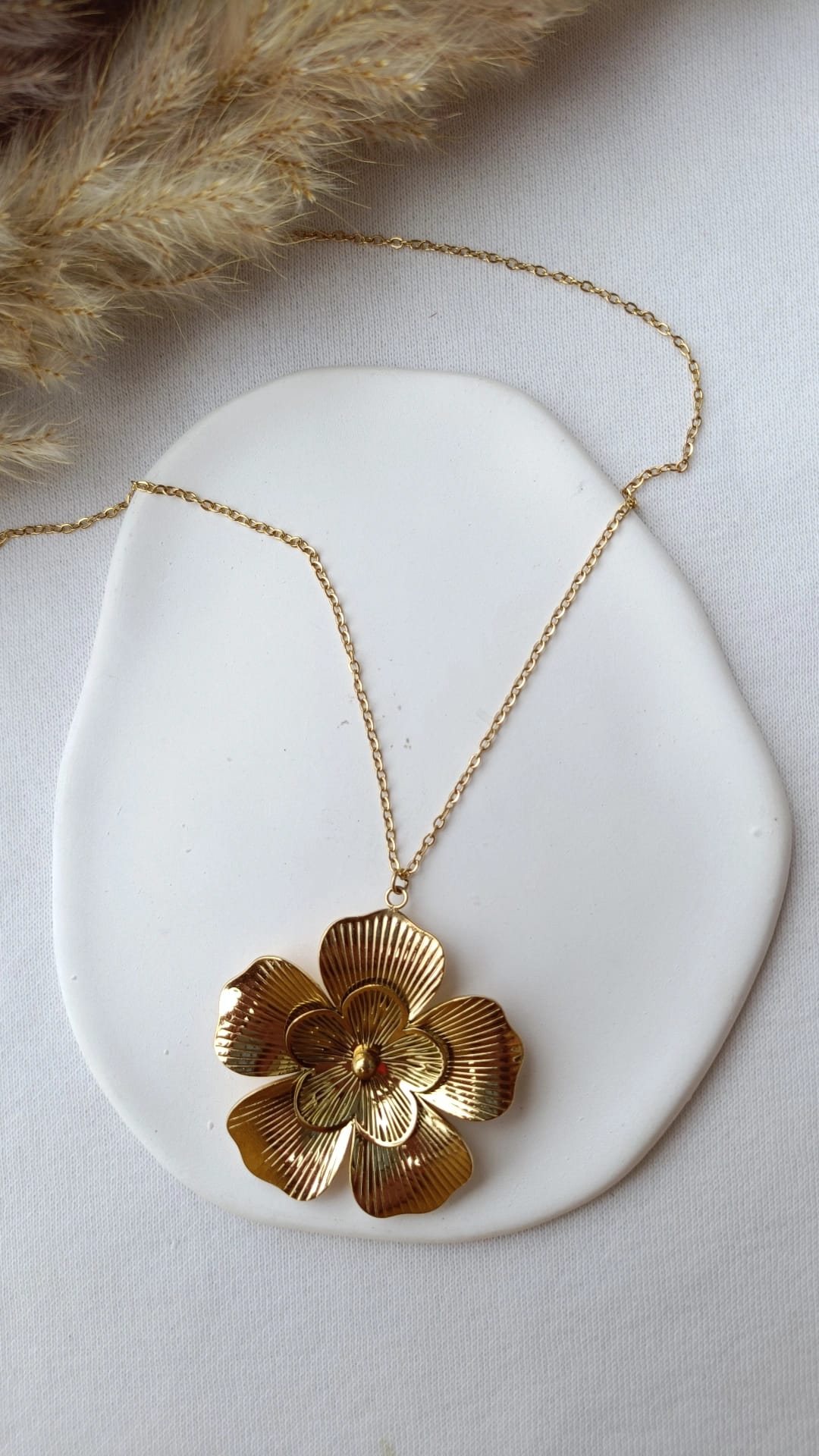 Colar de Aço Dourado com Flor Dupla