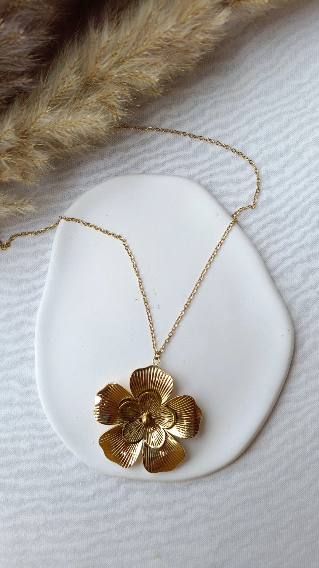 Colar de Aço Dourado com Flor Dupla