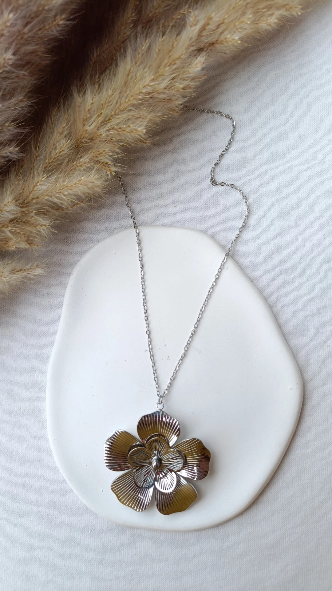 Colar de Aço Prateado com Flor Dupla