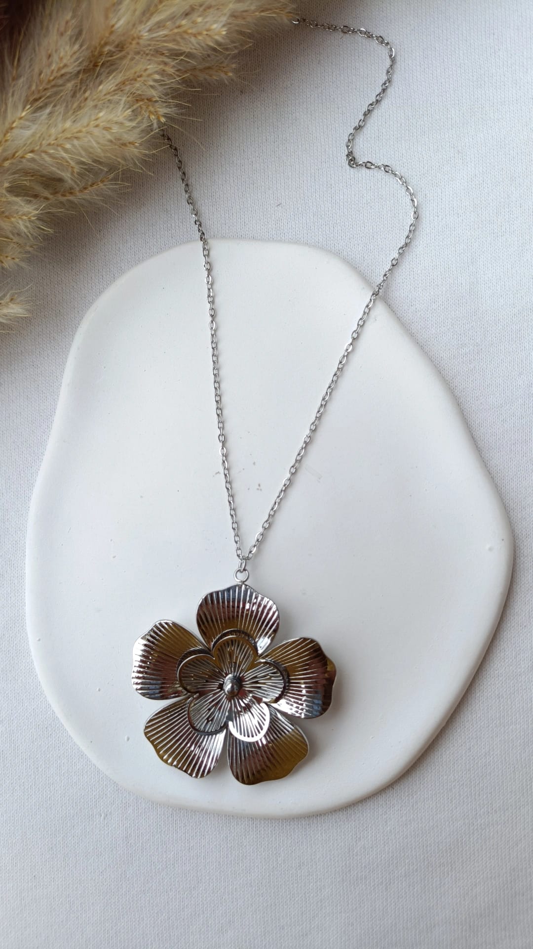 Colar de Aço Prateado com Flor Dupla
