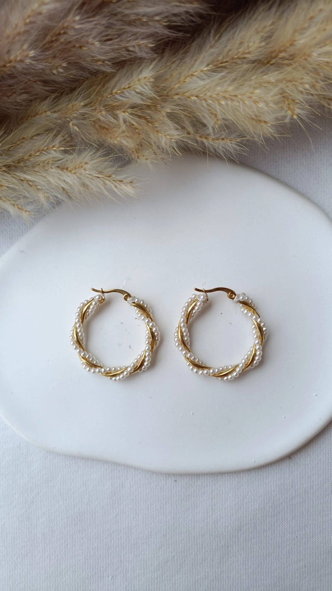 Argolas de Aço Dourado com Pérolas de Água Doce