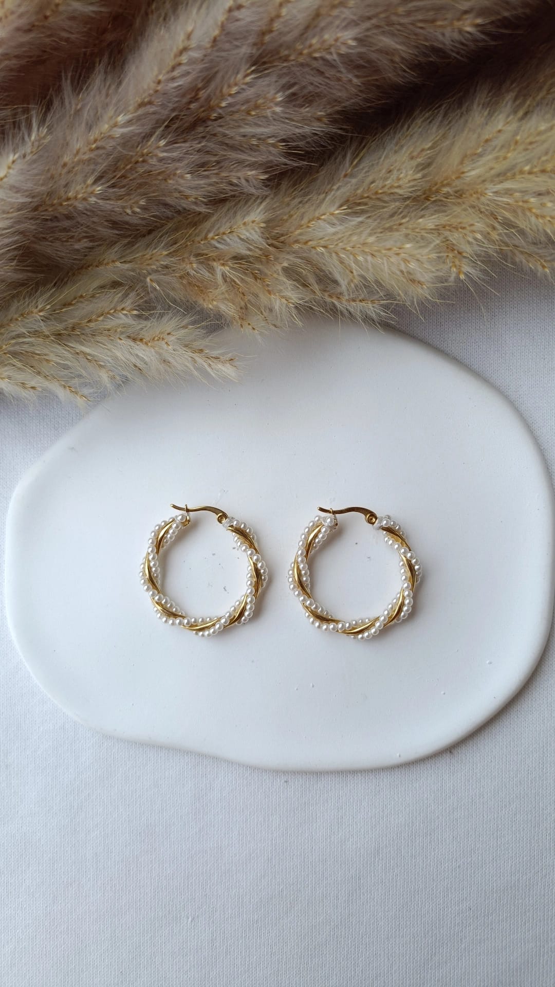 Argolas de Aço Dourado com Pérolas de Água Doce