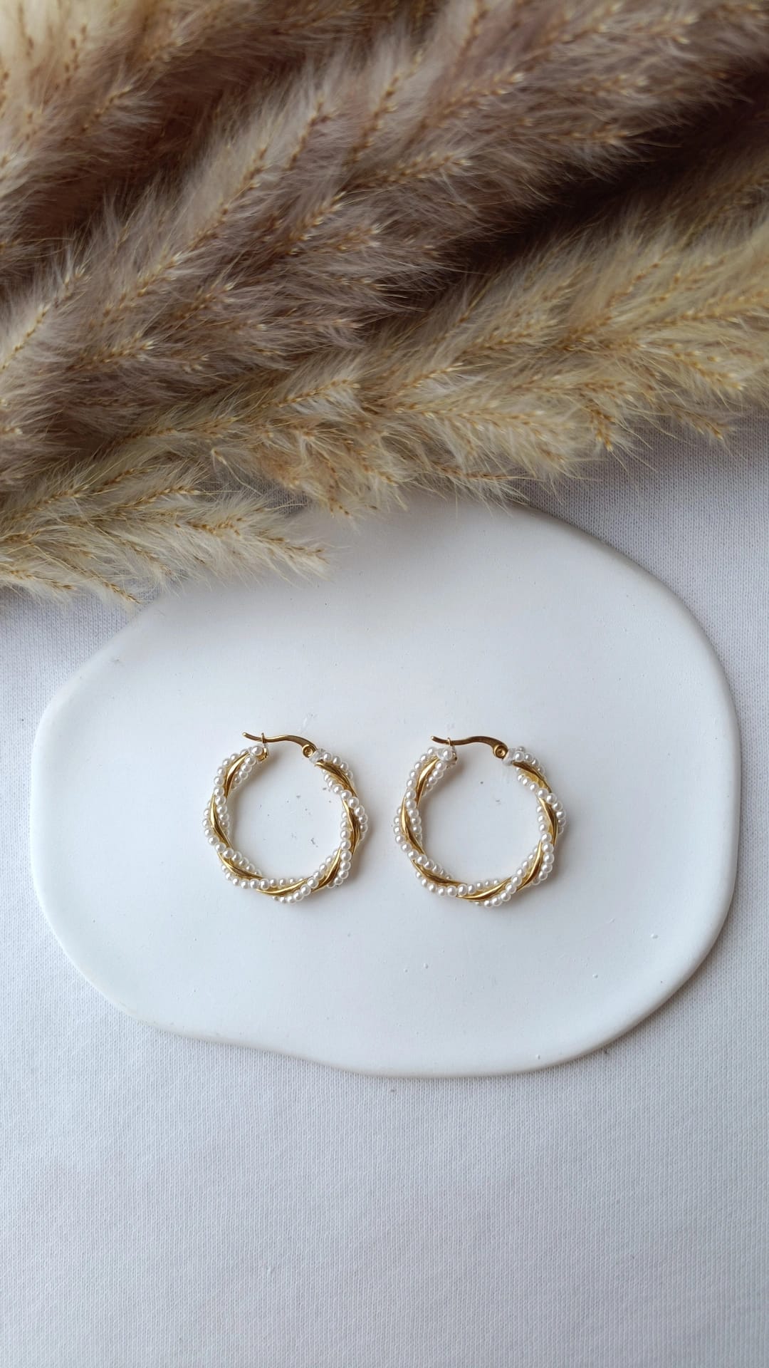 Argolas de Aço Dourado com Pérolas de Água Doce