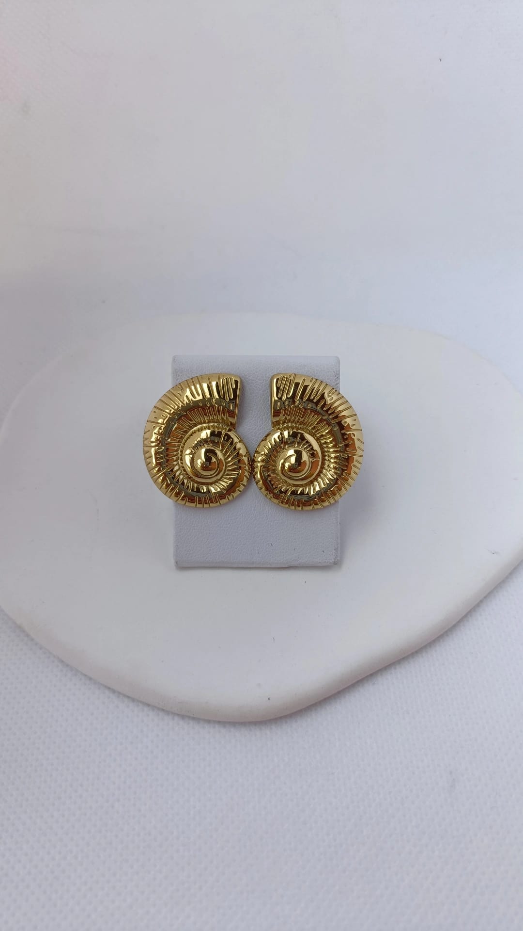 Brincos de Aço Dourado de Concha