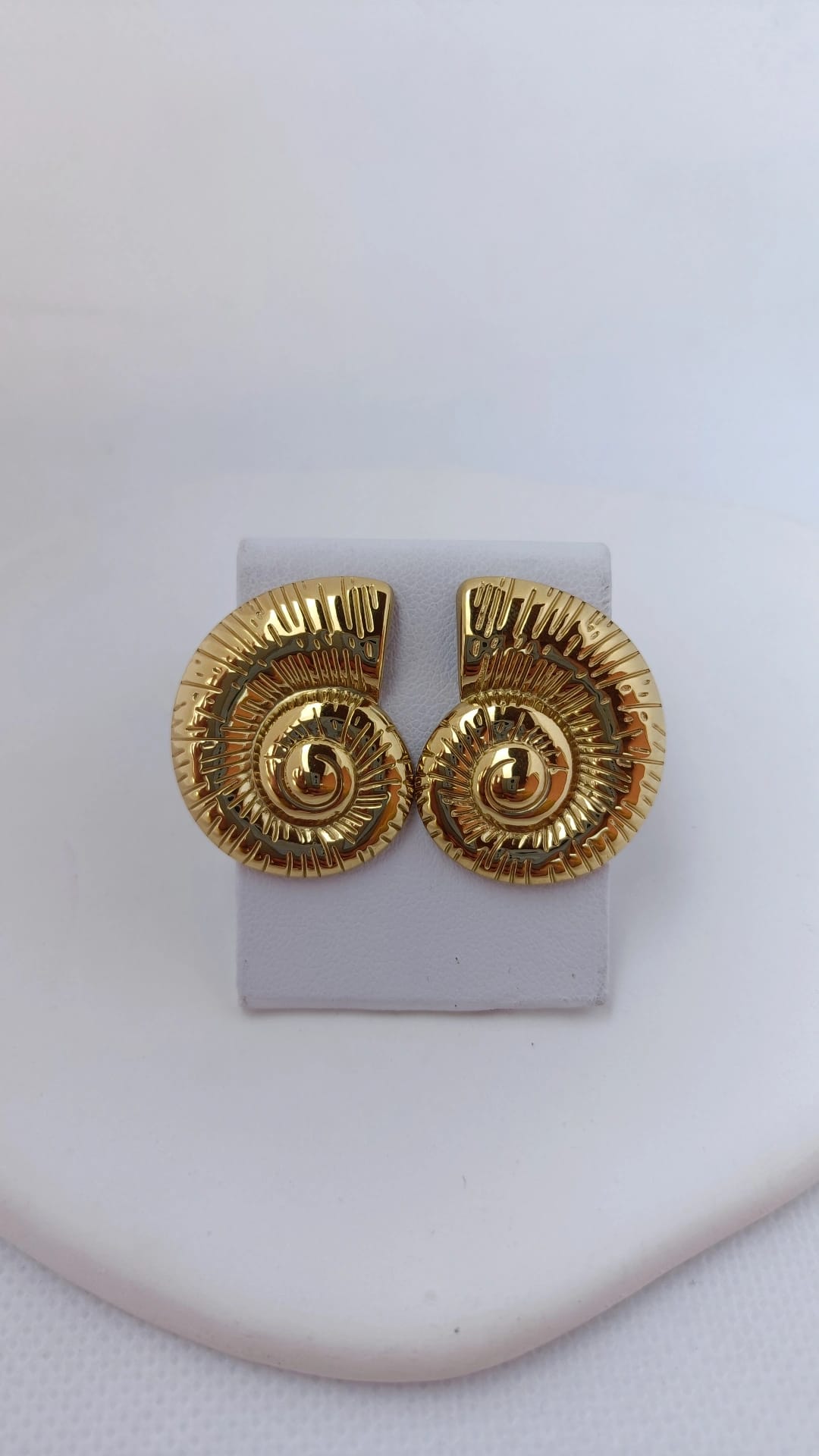 Brincos de Aço Dourado de Concha