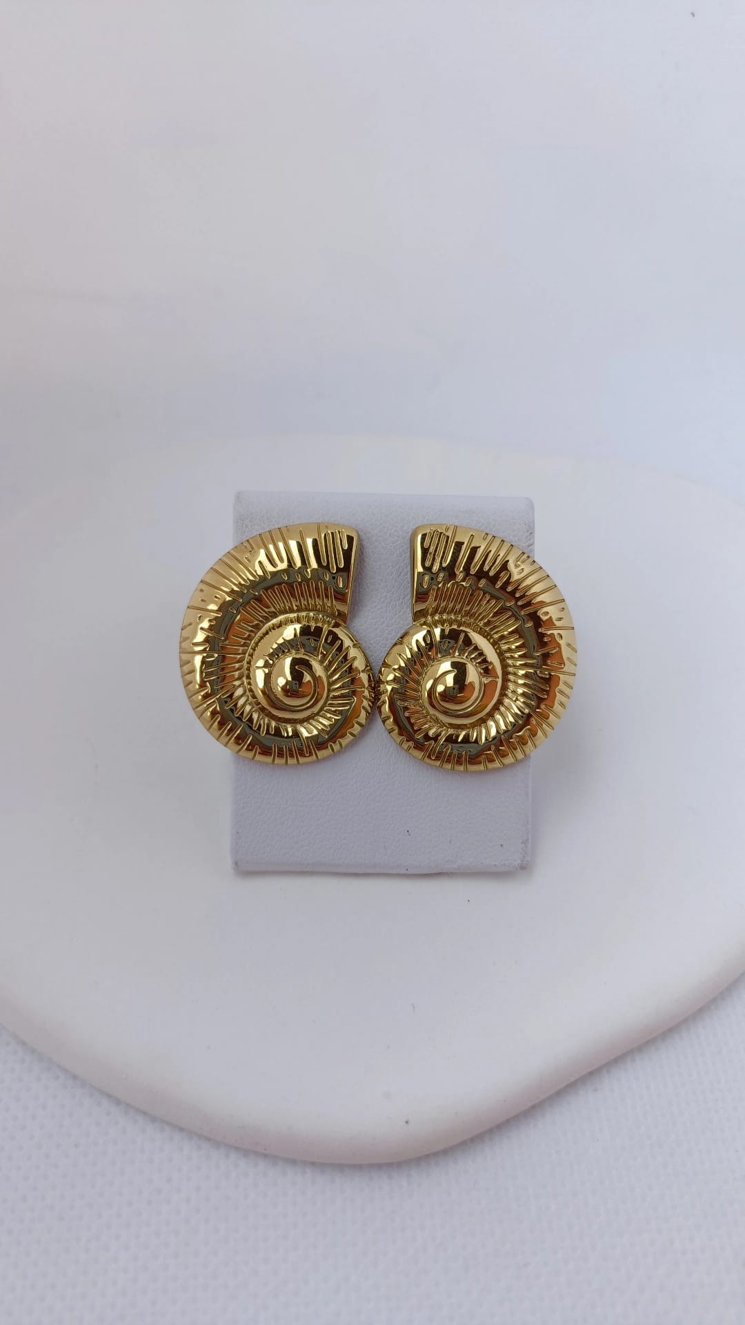 Brincos de Aço Dourado de Concha