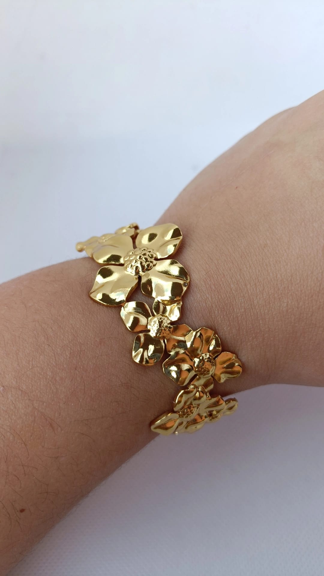 Pulseira de Aço Dourado Rígida com Flores