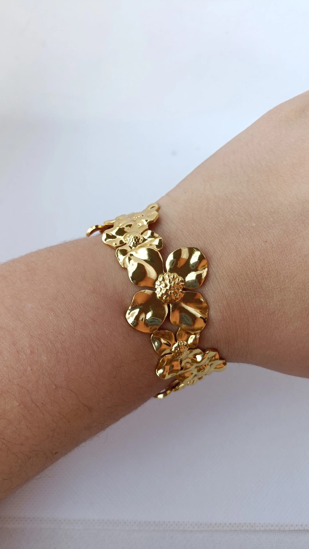 Pulseira de Aço Dourado Rígida com Flores