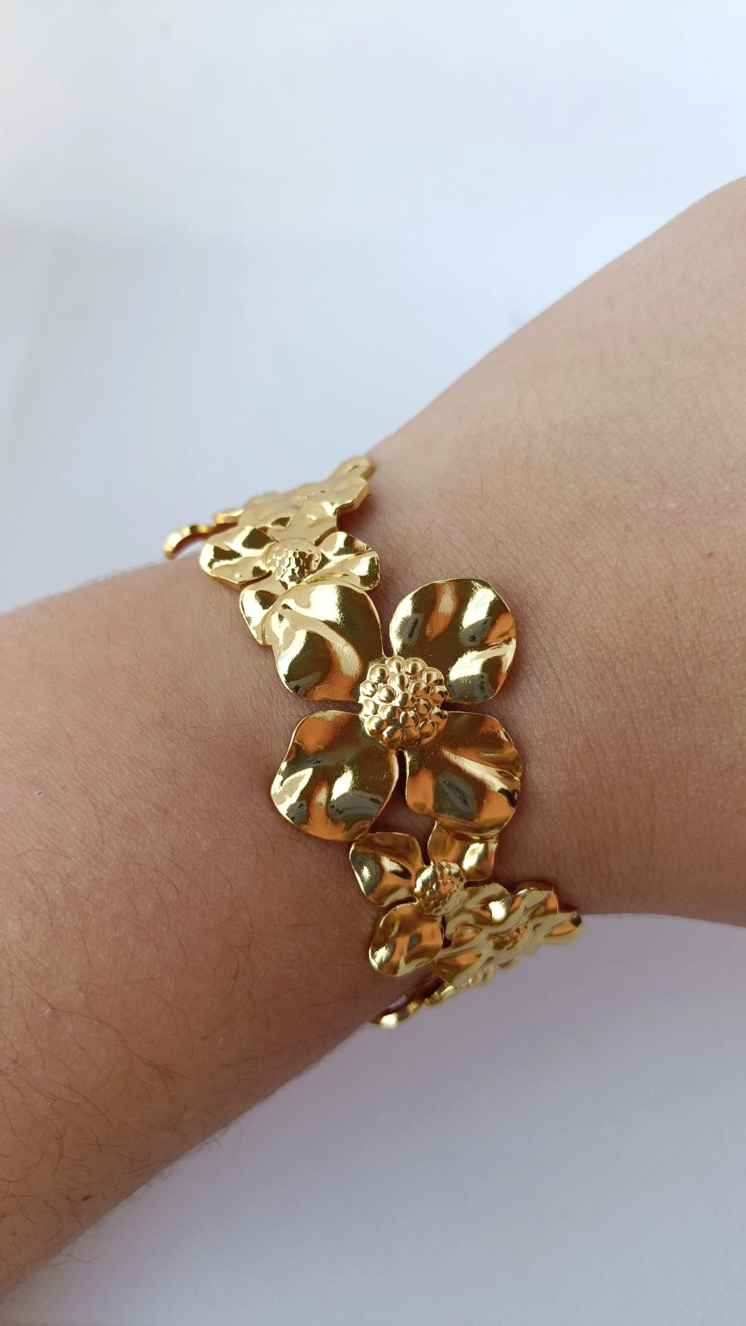 Pulseira de Aço Dourado Rígida com Flores