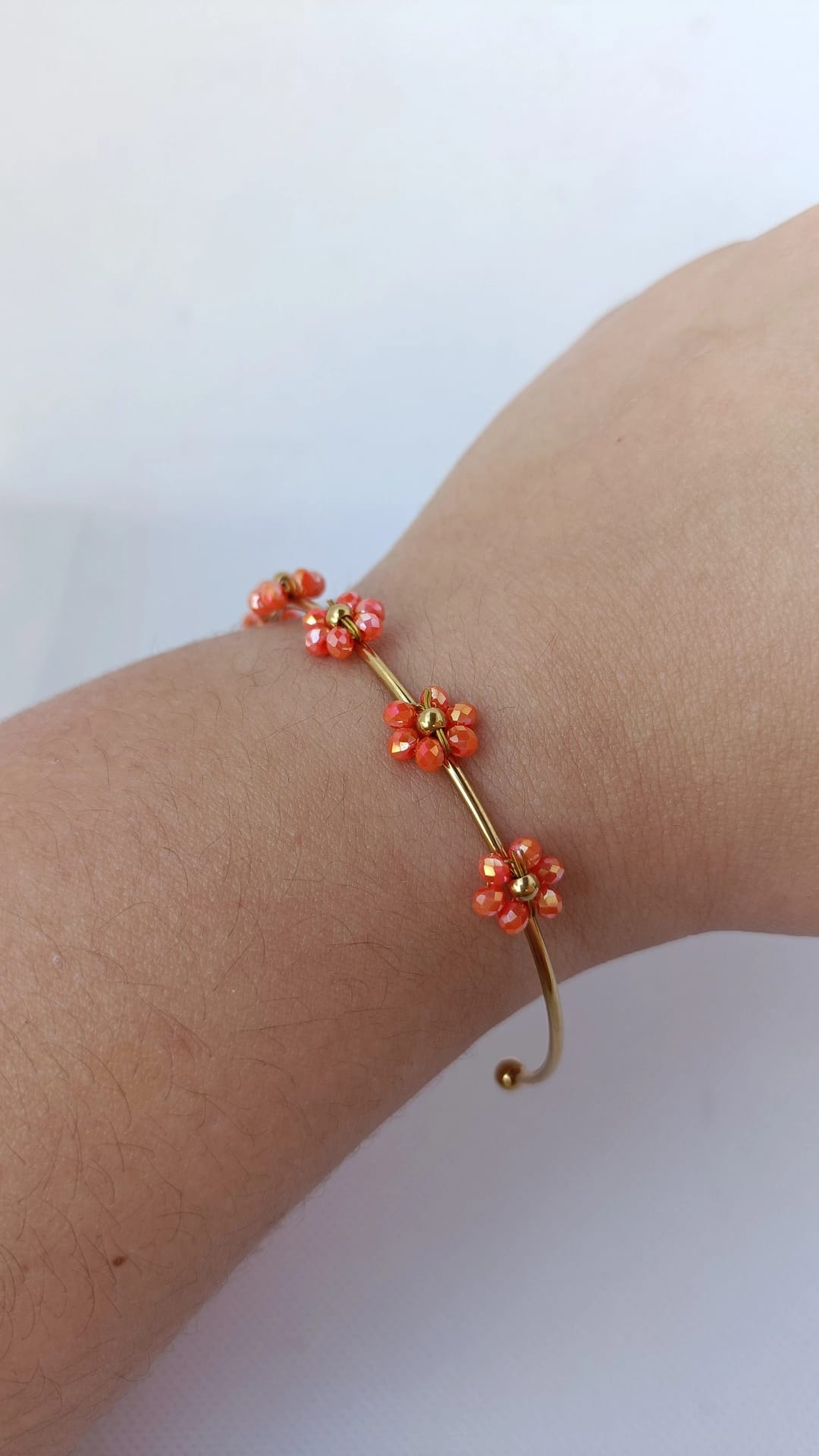 Pulseira de Aço Dourado Rígida com 5 Flores Laranja