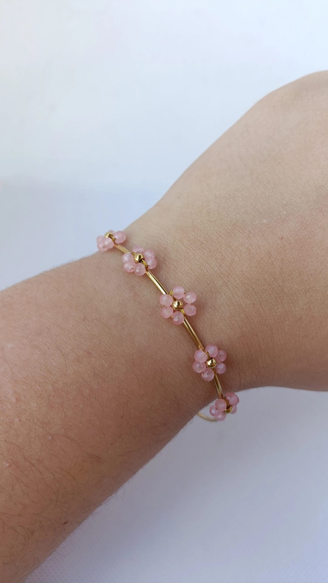 Pulseira de Aço Dourado Rígida com 5 Flores Rosa
