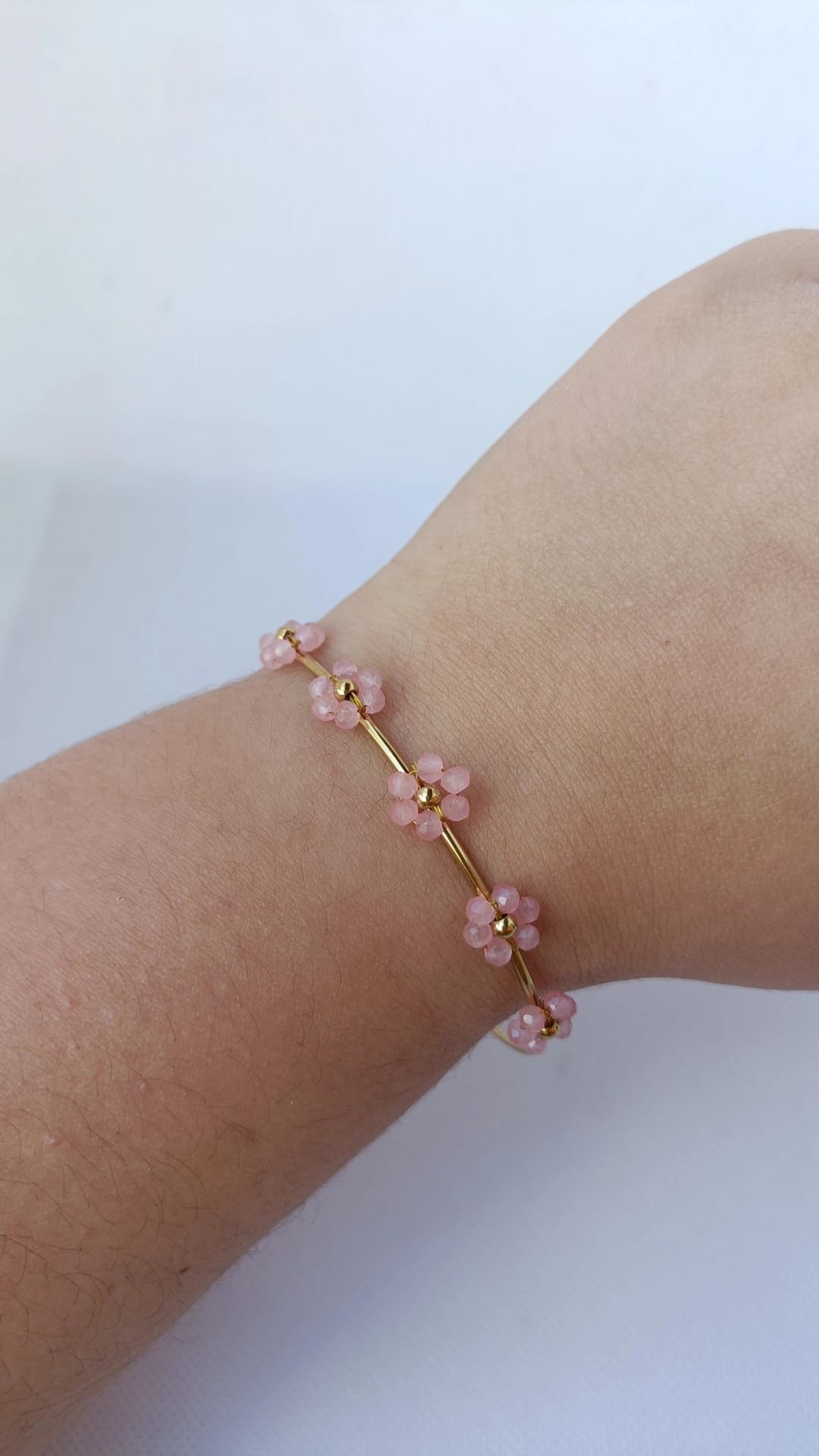 Pulseira de Aço Dourado Rígida com 5 Flores Rosa