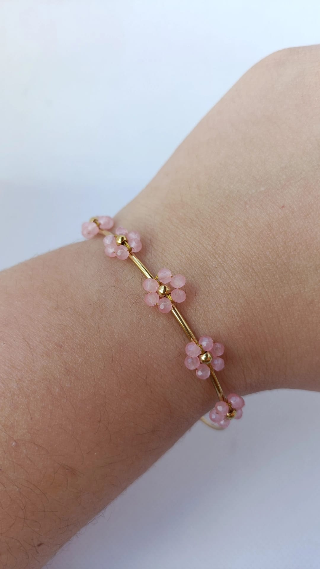 Pulseira de Aço Dourado Rígida com 5 Flores Rosa
