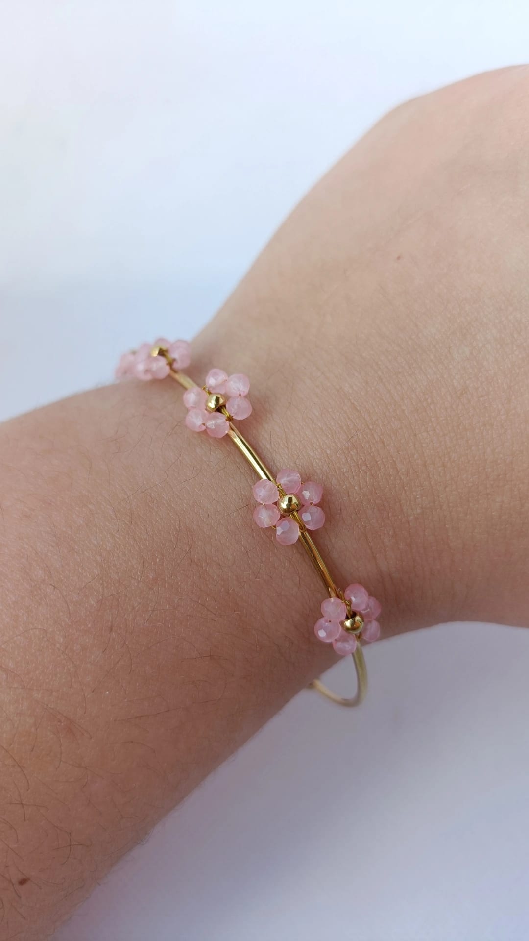 Pulseira de Aço Dourado Rígida com 5 Flores Rosa