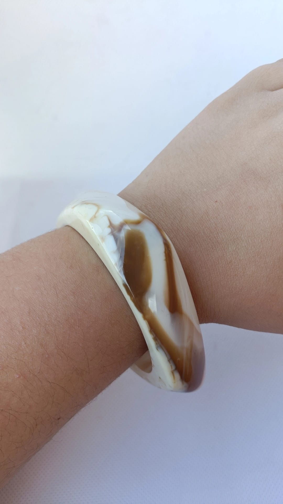 Pulseira de Resina Acrílica Branca e Castanha