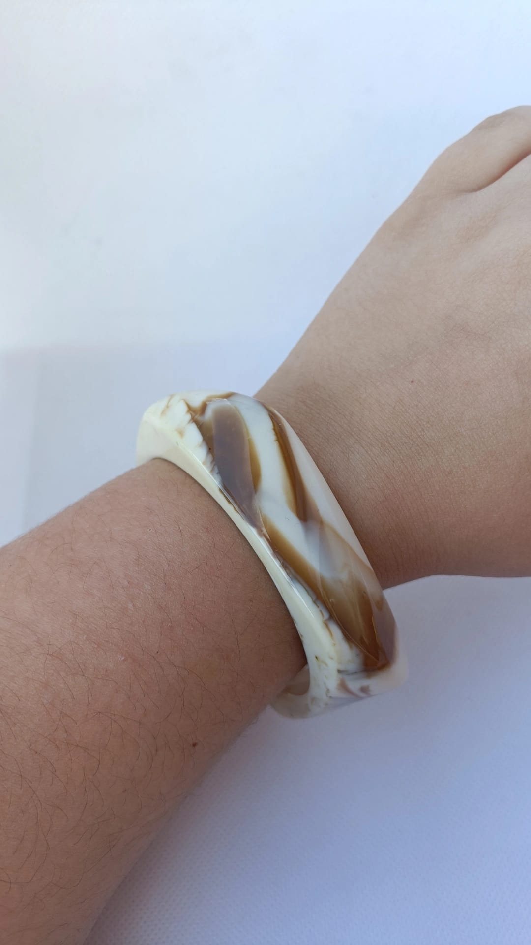 Pulseira de Resina Acrílica Branca e Castanha