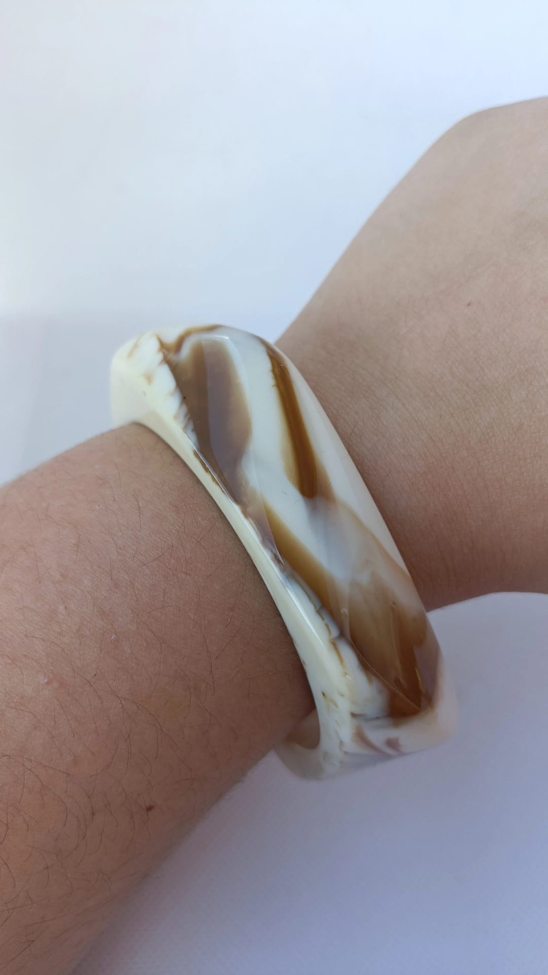 Pulseira de Resina Acrílica Branca e Castanha