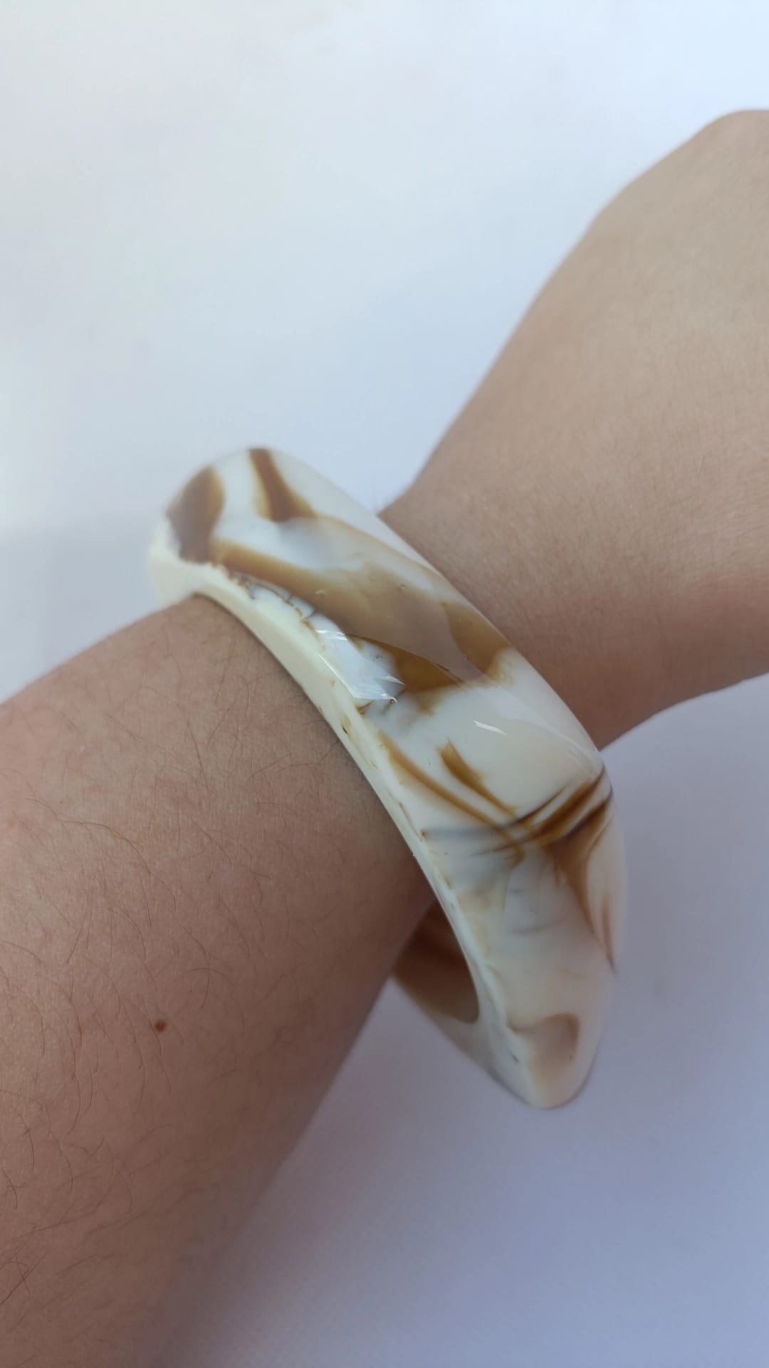Pulseira de Resina Acrílica Branca e Castanha