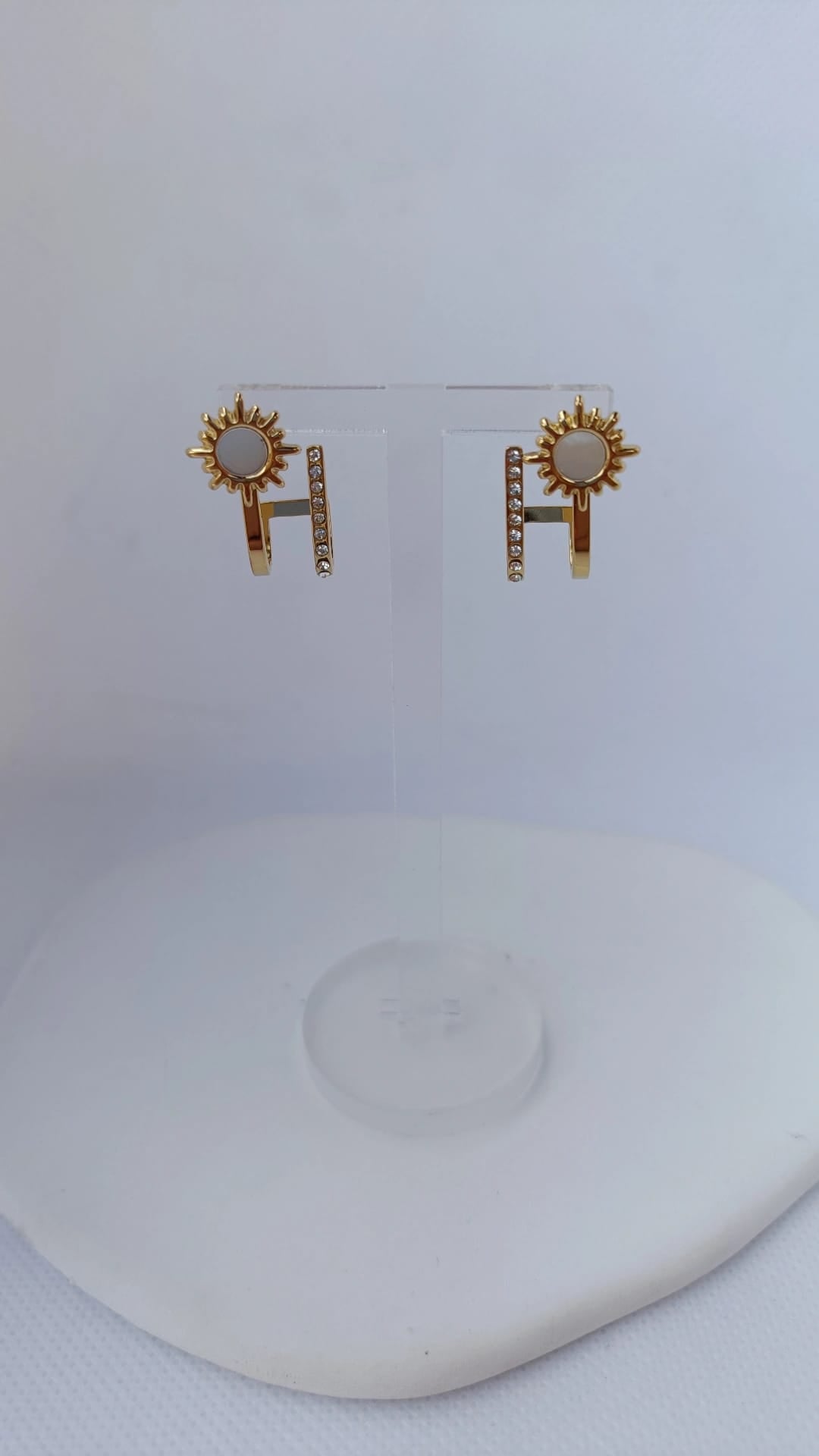 Brincos de Aço Dourado Duplos com Flor Margarida + Brilhantes
