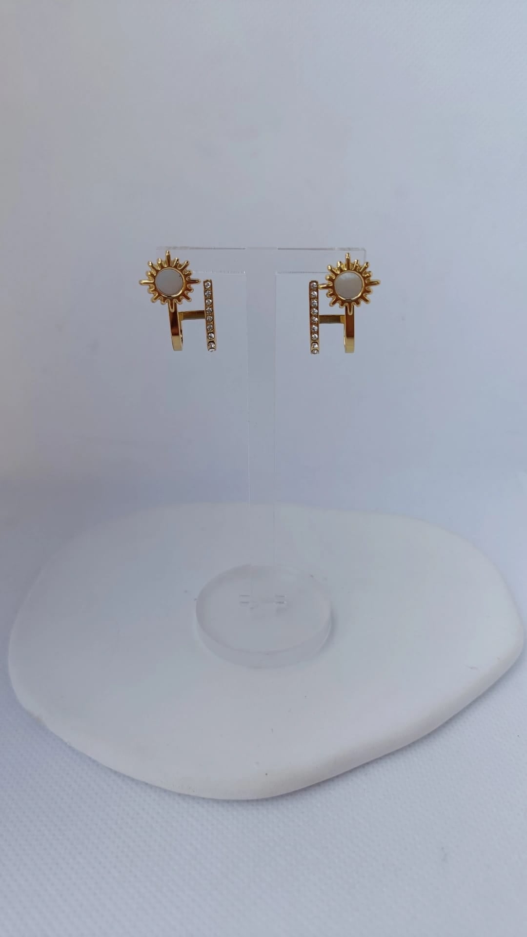 Brincos de Aço Dourado Duplos com Flor Margarida + Brilhantes